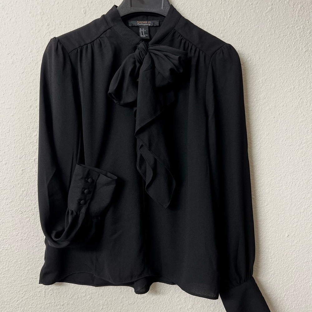 Forever 21 Bow Blouse, Black, size medium (NEVER WORN)